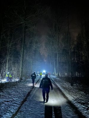 Zdjęcia policjantów podczas poszukiwań za zaginionym mężczyzną