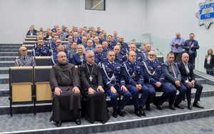 Zdjęcie policjantów podczas uroczyści związanych z odznaczeniem