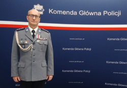 Zdjęcie policjanta podczas uroczyści związanych z odznaczeniem