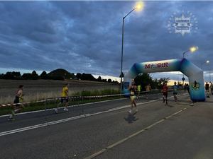 Zdjęcie służb zabezpieczających półmaraton