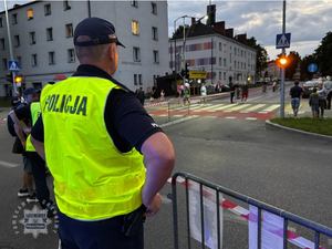 Zdjęcie służb zabezpieczających półmaraton