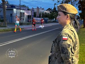 Zdjęcie służb zabezpieczających półmaraton