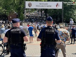Zdjęcie policjantów na tle pielgrzymów