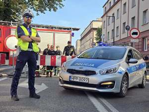 Zdjęcie policjantów podczas zabezpieczenia pielgrzymki kobiet