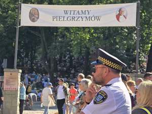 Zdjęcie strażnika miejskiego na tle wzgórza kalwarii podczas zabezpieczenia pielgrzymki kobiet