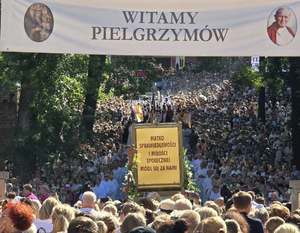 Zdjęcie policjantów podczas zabezpieczenia pielgrzymki kobiet
