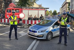 Zdjęcie policjantów podczas zabezpieczenia pielgrzymki kobiet