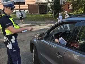 Zdjęcie policjantów podczas zabezpieczenia pielgrzymki kobiet