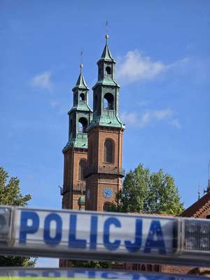 Zdjęcie policjantów podczas zabezpieczenia pielgrzymki kobiet