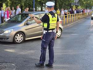 Zdjęcie policjantów podczas zabezpieczenia pielgrzymki kobiet