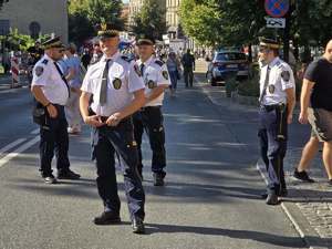 Zdjęcie policjantów podczas zabezpieczenia pielgrzymki kobiet