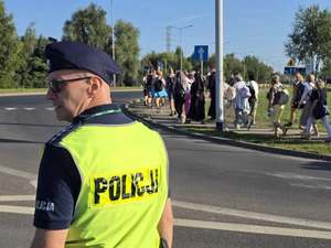 Zdjęcie policjantów podczas zabezpieczenia pielgrzymki kobiet