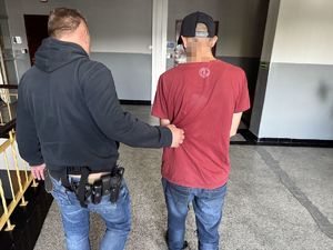 Zdjęcie policjantów z zatrzymanym mężczyzną