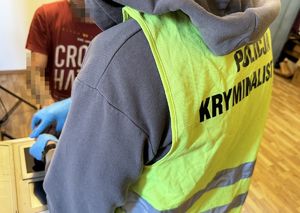 Zdjęcie policjantów z zatrzymanym mężczyzną