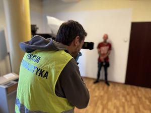 Zdjęcie policjantów z zatrzymanym mężczyzną