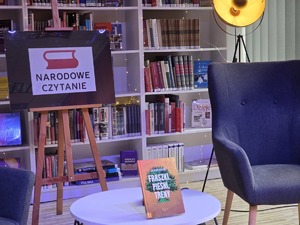 Zdjęcie uczestników wydarzenia podczas Narodowego Czytania