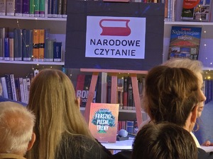 Zdjęcie uczestników wydarzenia podczas Narodowego Czytania