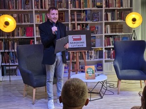 Zdjęcie uczestników wydarzenia podczas Narodowego Czytania