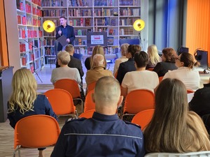 Zdjęcie uczestników wydarzenia podczas Narodowego Czytania