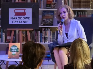 Zdjęcie uczestników wydarzenia podczas Narodowego Czytania