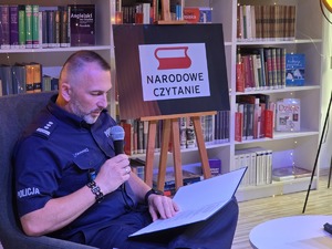 Zdjęcie uczestników wydarzenia podczas Narodowego Czytania