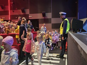 Zdjęcia policjantów, przedstawicieli służb mundurowych oraz dzieci podczas akcji profilaktycznej &quot;Bezpieczne piekary&quot;