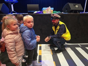 Zdjęcia policjantów, przedstawicieli służb mundurowych oraz dzieci podczas akcji profilaktycznej &quot;Bezpieczne piekary&quot;