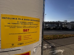 Zdjęcie z numerem infolinii dla osób w kryzysie bezdomności