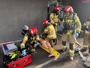 Zdjęcia z ćwiczeń policyjnych w szkole