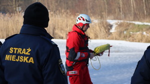Zdjęcia policjantów z ćwiczeń na zamarzniętym zbiorniku wodnym wraz ze strażą pożarną, Wodnym Ochotniczym Pogotowiem Ratunkowym oraz Strażą Miejska