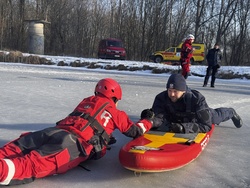 Zdjęcia policjantów z ćwiczeń na zamarzniętym zbiorniku wodnym wraz ze strażą pożarną, Wodnym Ochotniczym Pogotowiem Ratunkowym oraz Strażą Miejska
