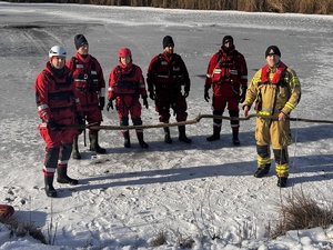 Zdjęcia policjantów z ćwiczeń na zamarzniętym zbiorniku wodnym wraz ze strażą pożarną, Wodnym Ochotniczym Pogotowiem Ratunkowym oraz Strażą Miejska