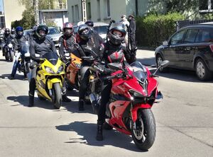 Motocykliści podczas przejazdu Piekarskiej Parady Motocyklowej