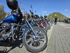 Motocykliści podczas przejazdu Piekarskiej Parady Motocyklowej