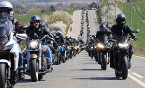 Motocykliści podczas przejazdu Piekarskiej Parady Motocyklowej