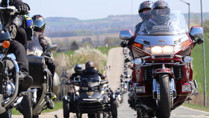 Motocykliści podczas przejazdu Piekarskiej Parady Motocyklowej