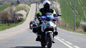 Motocykliści podczas przejazdu Piekarskiej Parady Motocyklowej