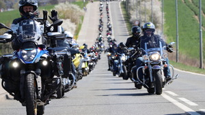 Motocykliści podczas przejazdu Piekarskiej Parady Motocyklowej