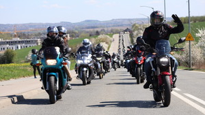 Motocykliści podczas przejazdu Piekarskiej Parady Motocyklowej