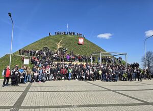 Zdjęcie grupowe uczestników wydarzenia pod Kopcem Wyzwolenia