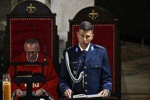 Zdjęcia uczestników uroczystości związanej z 87. rocznicą śmierci posterunkowego Wiktora Szwagla