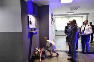 Zdjęcia uczestników uroczystości związanej z 87. rocznicą śmierci posterunkowego Wiktora Szwagla
