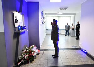 Zdjęcia uczestników uroczystości związanej z 87. rocznicą śmierci posterunkowego Wiktora Szwagla