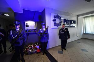 Zdjęcia uczestników uroczystości związanej z 87. rocznicą śmierci posterunkowego Wiktora Szwagla