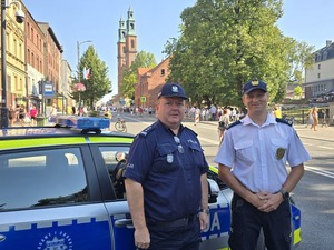 Zdjęcie policjantów podczas zabezpieczenia pielgrzymki