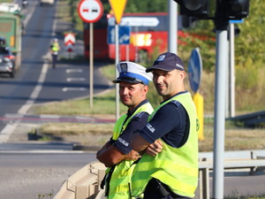Zdjęcie policjantów podczas zabezpieczenia pielgrzymki