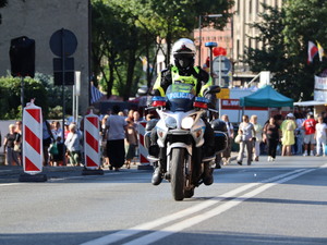 Zdjęcie policjantów podczas zabezpieczenia pielgrzymki