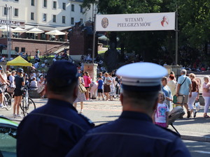 Zdjęcie policjantów podczas zabezpieczenia pielgrzymki