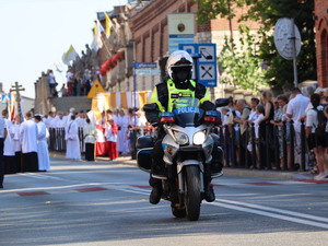 Zdjęcie policjantów podczas zabezpieczenia pielgrzymki