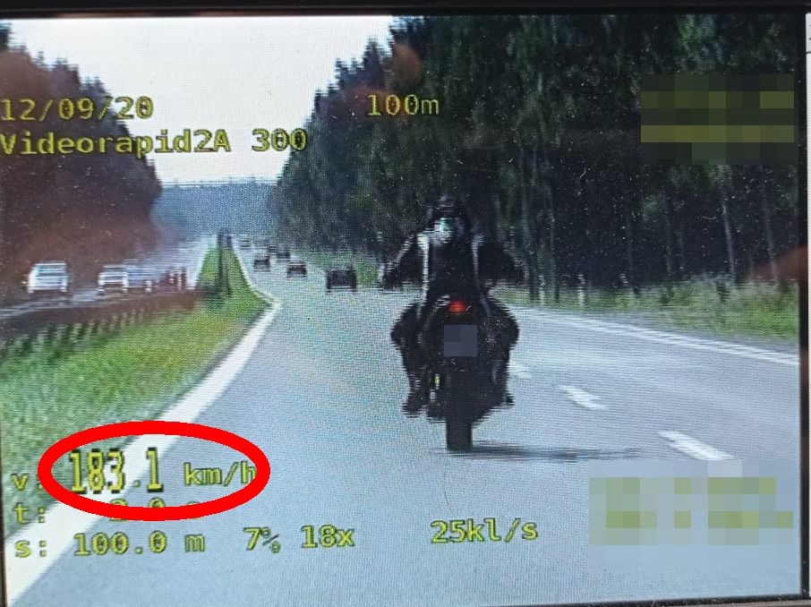 Stopklatka z zarejestrowanego videorejestratorem filmu z motocyklistą